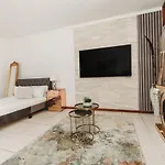 Studio Apartment-Kloof Street
